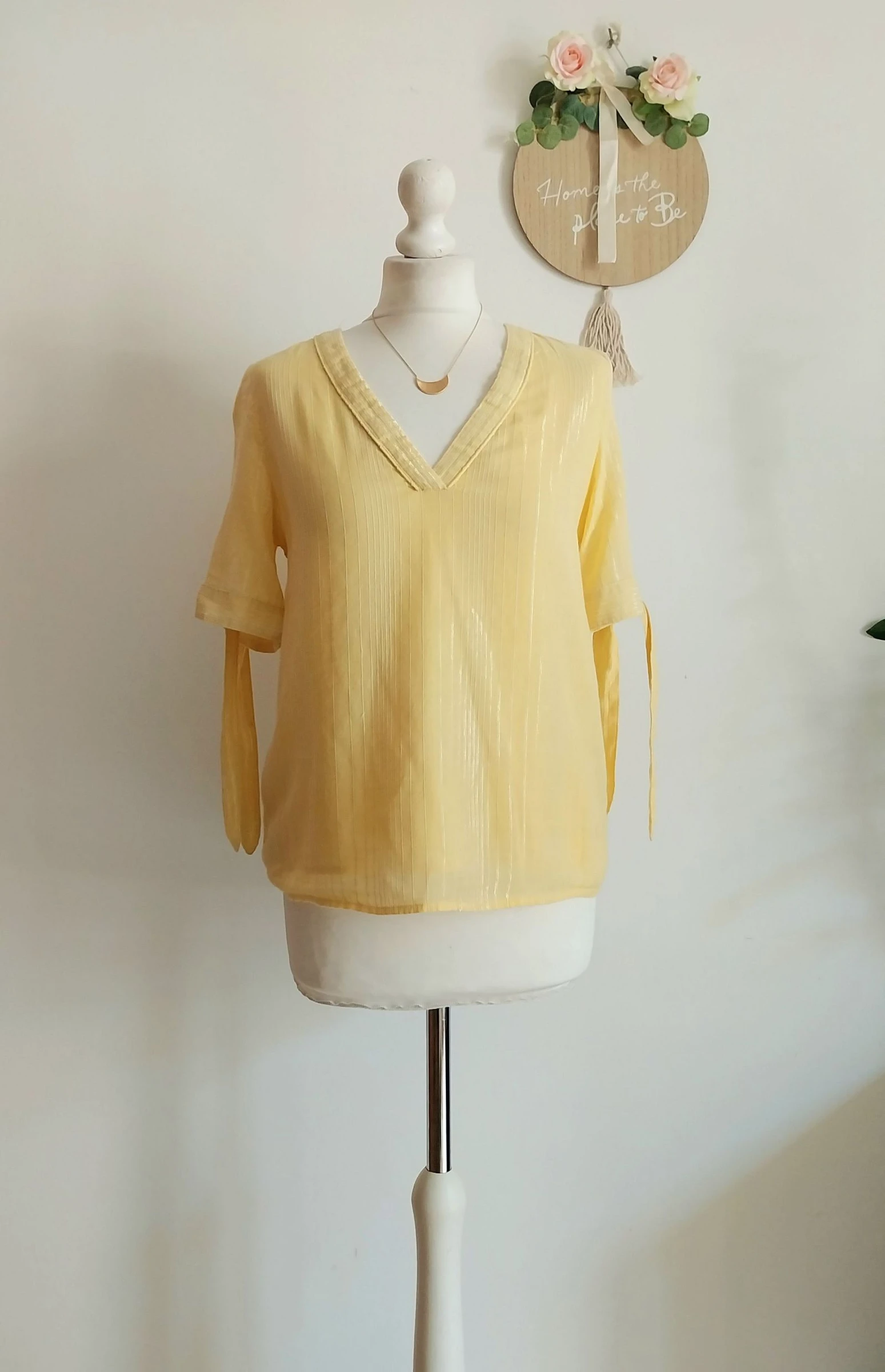 Blusa amarilla paja con rayas finas nacaradas y brillantes Vero Moda Talla 36 – photo 2